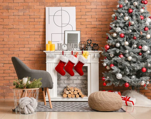 Christmas socks with gifts hanging on fireplace in interior of room — Stock Photo, Image