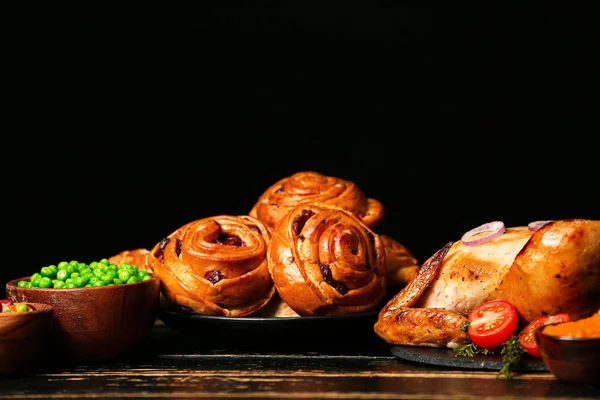 Sabroso pavo al horno y otros platos para el día de Acción de Gracias en la mesa — Foto de Stock
