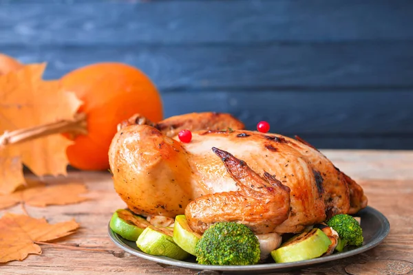 Sabroso pavo al horno para el día de Acción de Gracias en la mesa — Foto de Stock