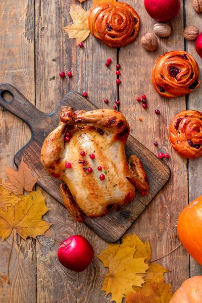 Composizione con tacchino al forno per il giorno del Ringraziamento in tavola — Foto Stock