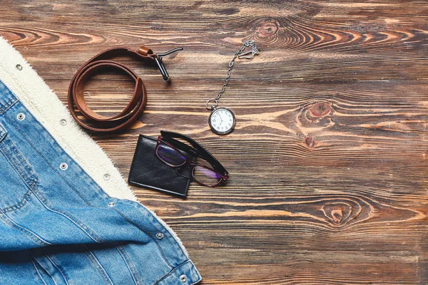Aantal mannelijke kleding en accessoires op houten achtergrond — Stockfoto