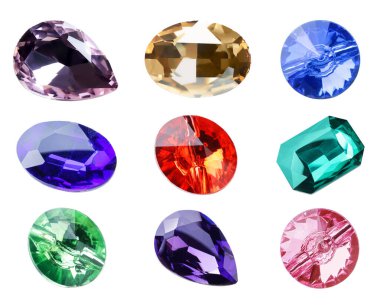 Beyaz arka plandaki mücevherler için farklı değerli taşlar.