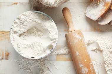 Masada un, merdane ve kaşık var.