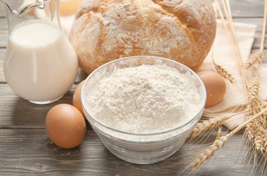 İçinde fırın malzemeleri olan kompozisyon