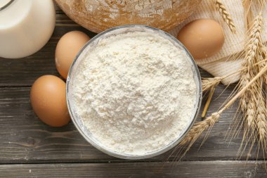 İçinde fırın malzemeleri olan kompozisyon