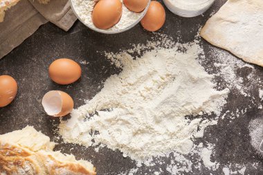 İçinde fırın malzemeleri olan kompozisyon