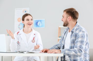 Kadın doktor kliniğinde erkek hasta ile çalışma