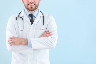 Işık arka plan üzerinde erkek doktor