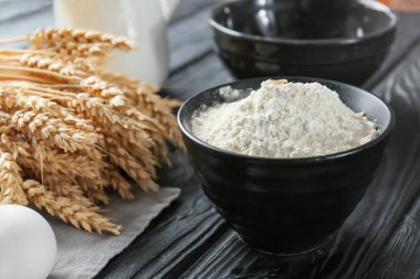 Koyu masa üzerinde un ile Kase