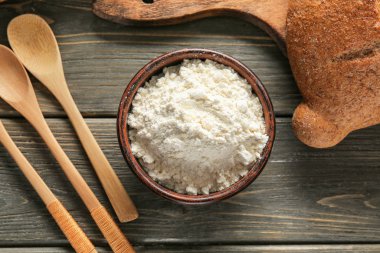 Ahşap masa üzerinde un kase