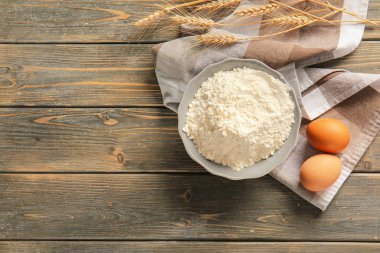 Un ve ahşap masa üzerinde yumurta bir kase