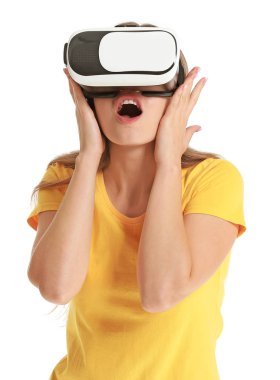 Beyaz arka planda sanal gerçeklik gözlüklü genç bir kadın.