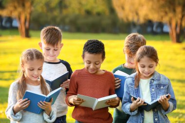 Sevimli küçük çocuklar Park kitap okuma
