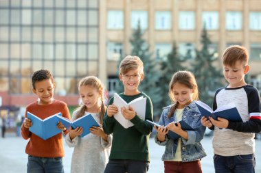 Sevimli küçük çocuklar açık havada kitap okuma