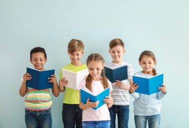 Sevimli küçük çocuklar renkli arka plan üzerinde kitap okuma