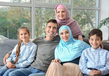 Evdeki mutlu Müslüman ailenin portresi.
