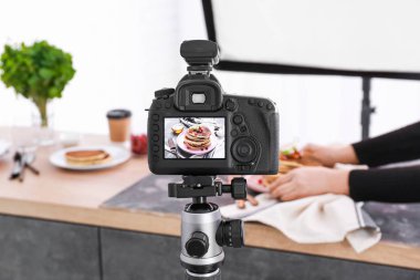 Stüdyoda profesyonel fotoğraf makinesi sergilenen leziz gözlemeler