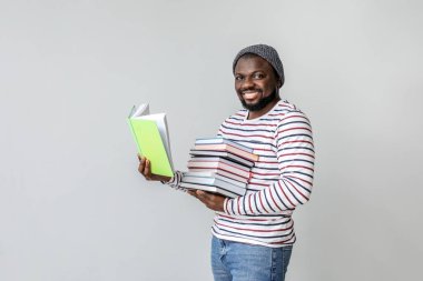 Açık arkaplan üzerine kitapları olan Afro-Amerikalı bir adam.