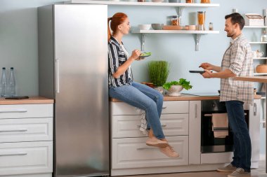 Evde mutfakta Mutlu çift