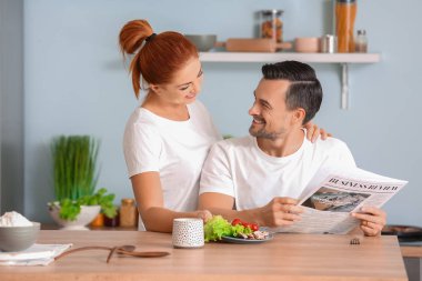 Evde mutfakta Mutlu çift