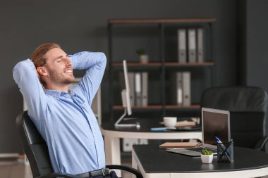 Yakışıklı iş adamının ofiste işi var.