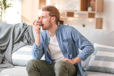 Evde astım spreyli hasta bir adam var.