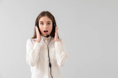 Hafif arka planda şok olmuş kadın teknik destek ajanı