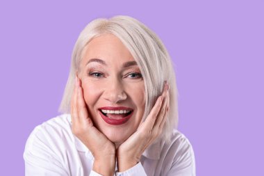 Renkli arka planda moda olgun kadın