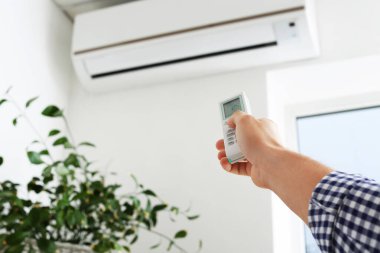 Genç adam evde Klima arasında geçiş yapma