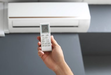 Genç adam evde Klima arasında geçiş yapma