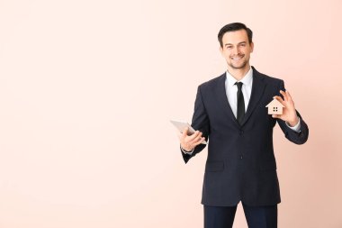 Renkli tablet bilgisayarlı erkek emlakçı