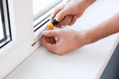 Erkek işçi pencereyi düz, yakın çekimde kuruyor