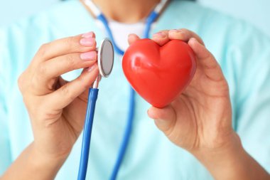 Kırmızı kalpli bir kadın kardiyolog, yakın plan.