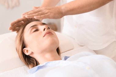 Reiki usta hastayla çalışıyor.