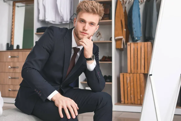 Stilvoller junger Mann in der Umkleidekabine — Stockfoto