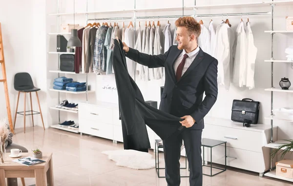 Schöner Mann mit stilvoller Kleidung in der Umkleidekabine — Stockfoto