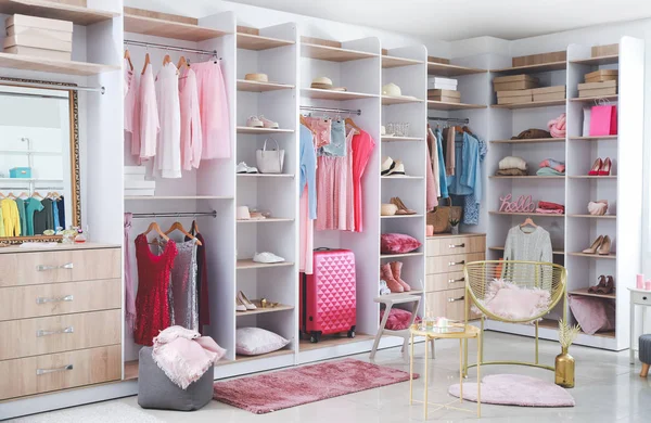 Gran armario con ropa moderna y accesorios en la habitación — Foto de Stock