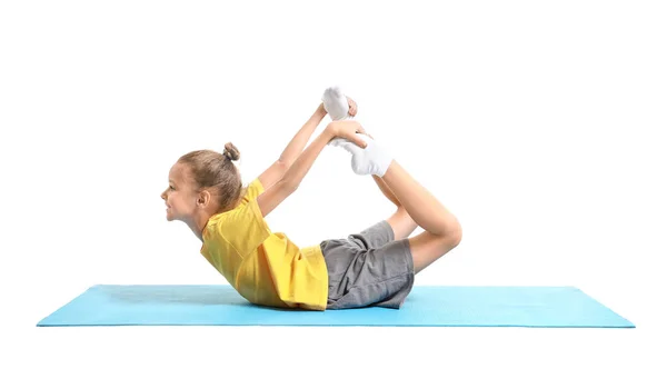 Маленькая девочка практикует йогу на белом фоне — стоковое фото