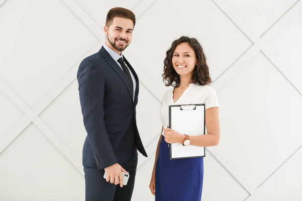 Retrato de jovens empresários de fundo cinzento — Fotografia de Stock