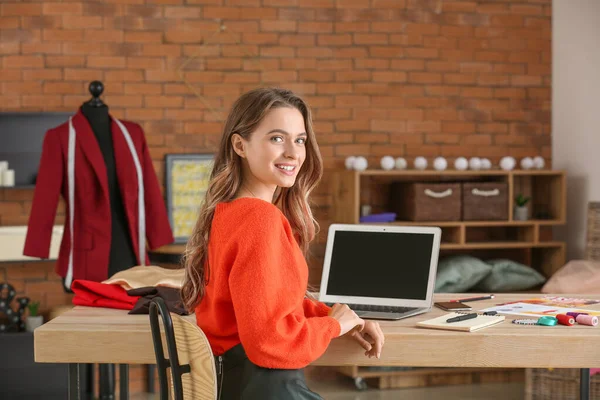 Hermosa diseñadora femenina en taller — Foto de Stock