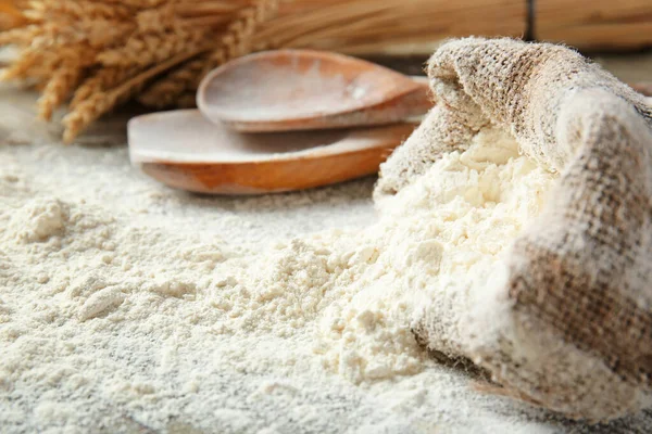 Bag with scattered flour on table — 스톡 사진