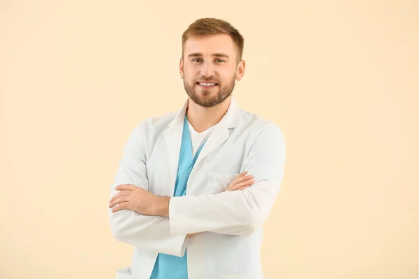 Portrét mužského lékaře na světlém pozadí — Stock fotografie