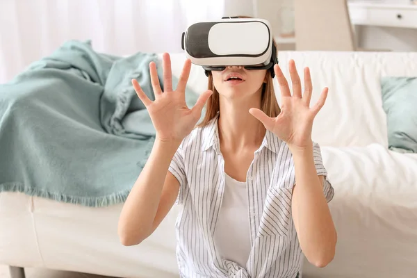 Fiatal nő virtuális valóság szemüveg otthon — Stock Fotó