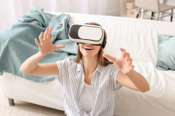 Young woman with virtual reality glasses at home — Stock Photo, Image