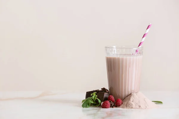 Szklanka proteinowego shake 'a na lekkim stole — Zdjęcie stockowe