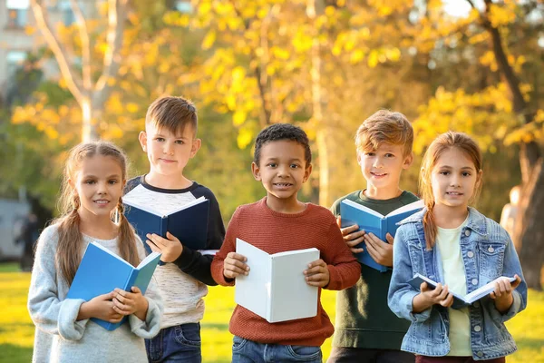 Leuke lieve kinderen lezen van boeken in park — Stockfoto