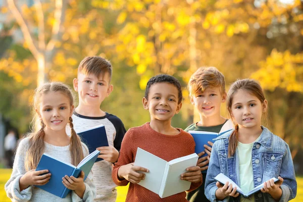 Niedliche kleine Kinder lesen Bücher im Park — Stockfoto