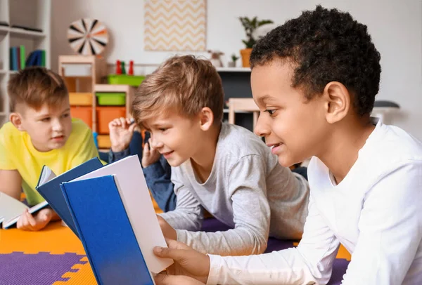 Leuke lieve kinderen lezingsboeken binnenshuis — Stockfoto