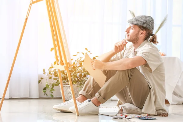 Joven artista masculino trabajando en estudio —  Fotos de Stock