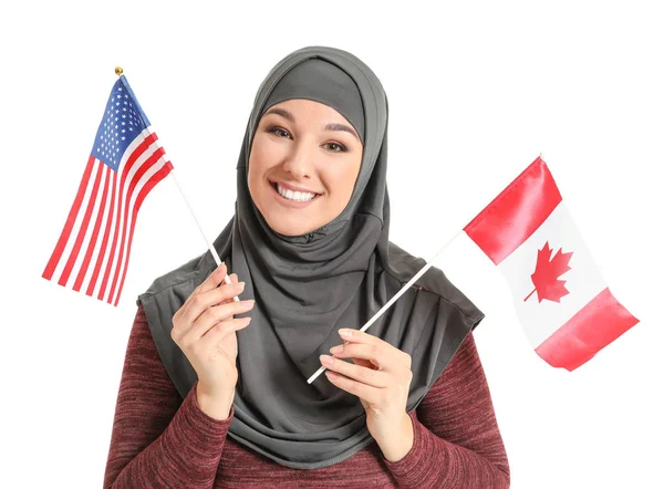 美丽的穆斯林妇女，有着乌萨族和加拿大族的白底国旗 — 图库照片
